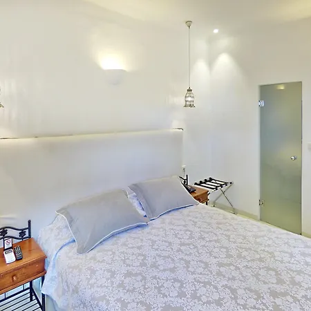 Tataki Fira (Santorini)